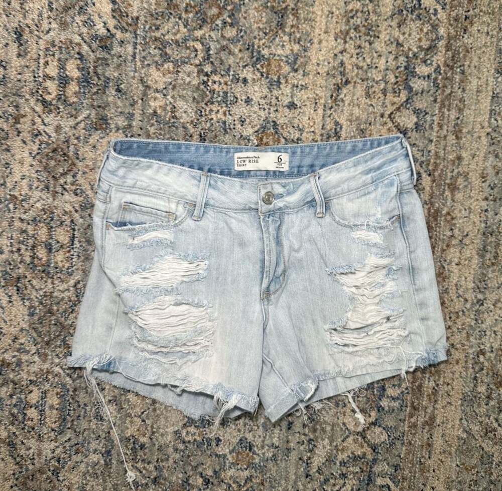Abercrombie & Fitch Low Rise Short Denim Shorts Size 6 W28